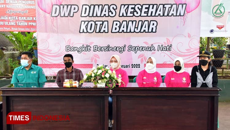 Baksos HUT Kota Banjar, DWP Dinkes Bagikan Minyak Goreng