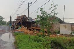 Angin Kencang Porak-porandakan Warung di Padaherang Pangandaran